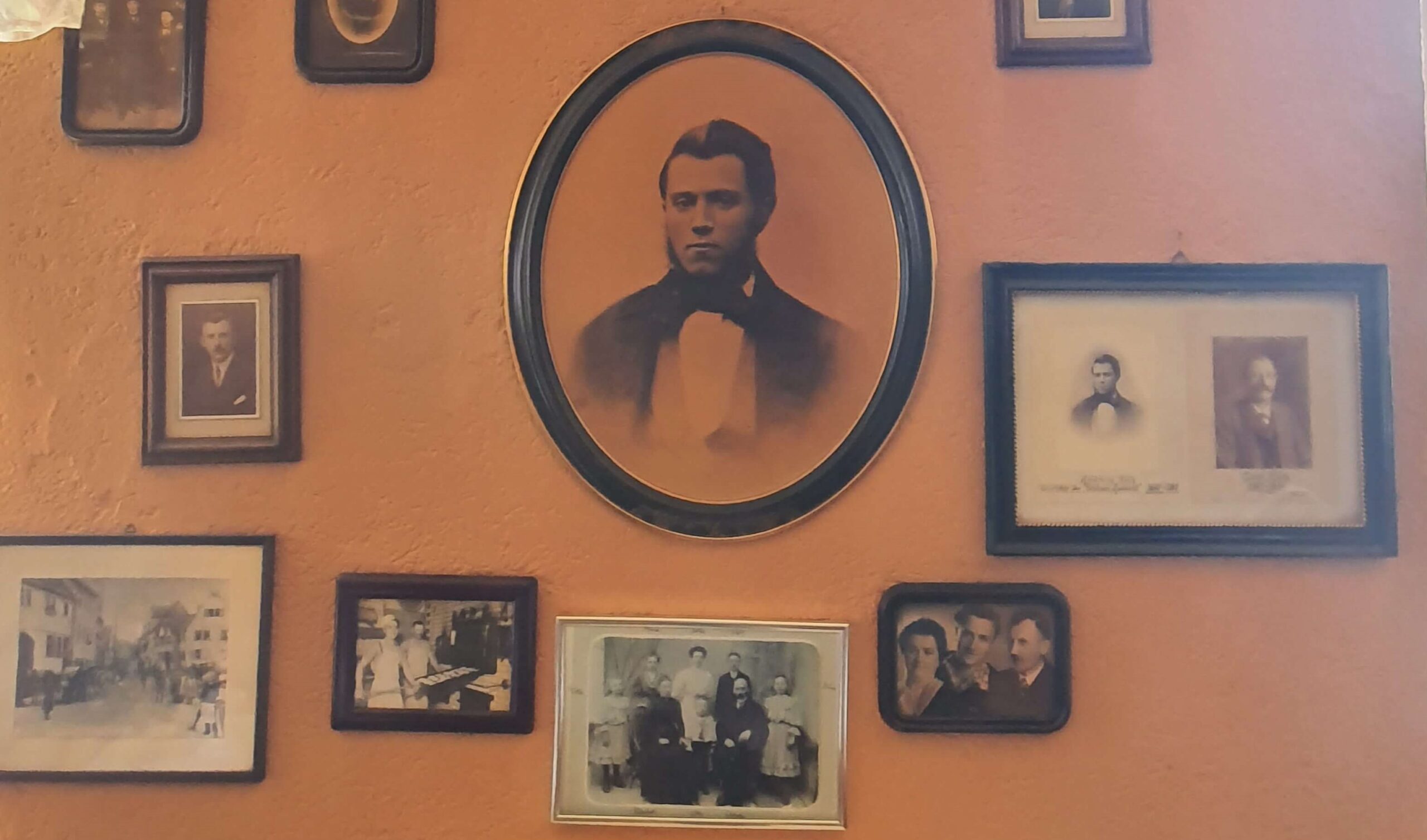 alte-familienfotos-an-der-wand