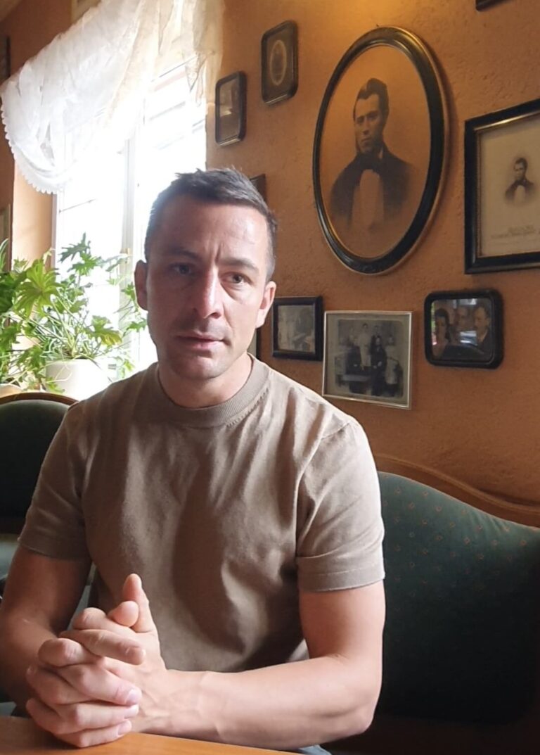 junger-mann-alte-familienfotos