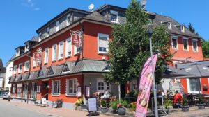 grosses-cafe-mit-terasse-rote-waende