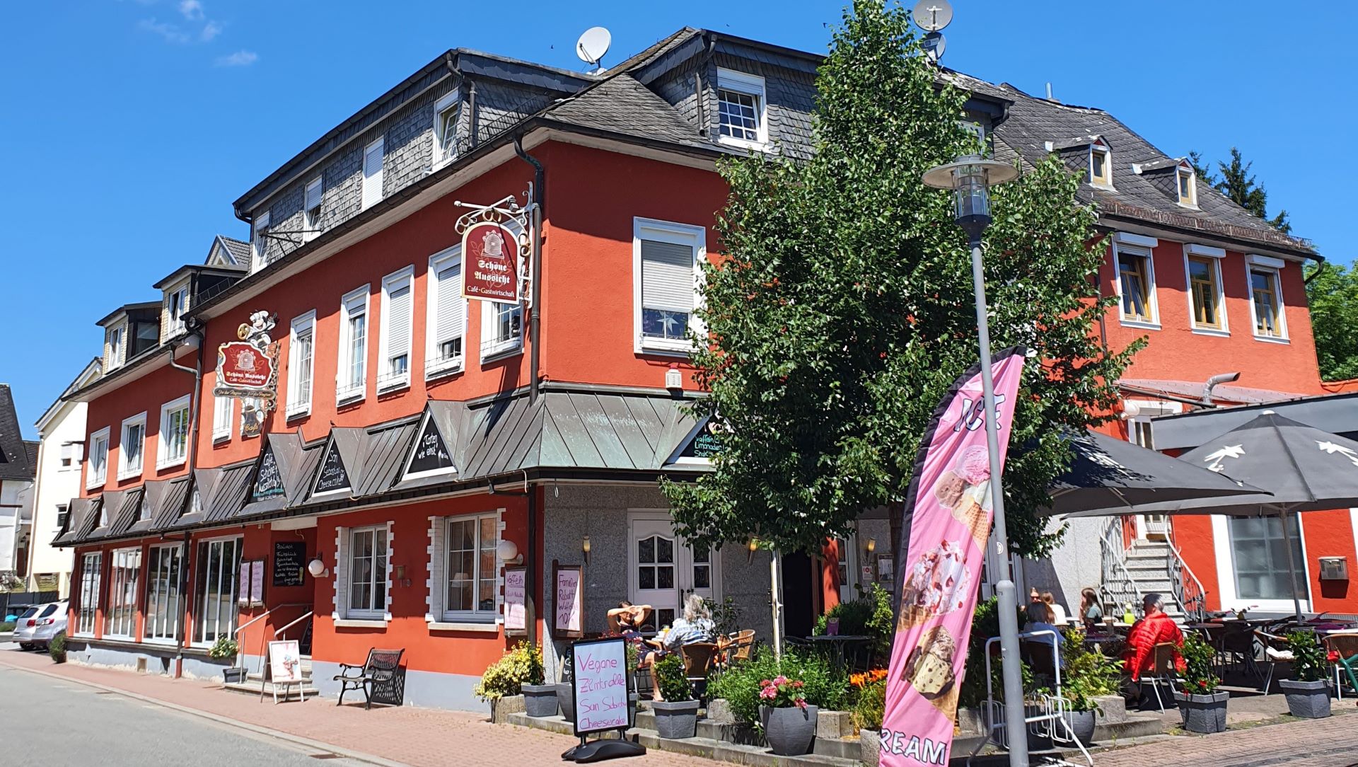 grosses-cafe-mit-terasse-rote-waende